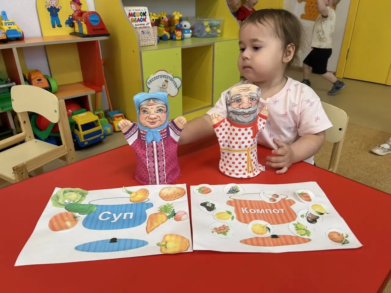 1 октября - Международный день пожилых людей, ежегодно, в золотую осеннюю пору мы чествуем тех, кого мы уважаем и любим.
Наши маленькие воспитанники старательно готовились к этому празднику.  Совместно с педагогами и родителями были организованы мини-проекты "В гостях у дедушки и бабушки", "Семья" итд.
С воспитанниками читали стихи, сказки, потешки, где главными героями были бабушки и дедушки, а так же играли в игры и беседовали.
Приятным подарком стали рисунки и поделки детей.
В этот день мы желаем всем людям старшего поколения всего самого наилучшего! Пусть небо над головой всегда будет мирным, а солнце ясным! Здоровья Вам и радости!