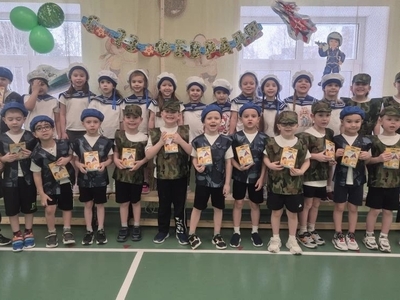 В группе  "Ромашка" прошло спортивно-музыкальное мероприятие, посвященное Дню Защитника Отечества!
Ребята вместе весело и дружно проходили игры-эстафеты: гонки на лошадях, минное поле, перенеси снаряды, доставь посылку, перетягивание каната и тд.  Дети пели песни и читали стихи.
Все воспитанники получили яркие эмоции, расширили свои представления о празднике и российской армии.