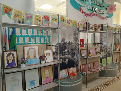 Работы воспитанников на выставке, посвященной Международному женскому дню.
