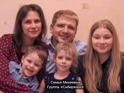 В 2025 году утвержден новый праздник- День многодетной семьи, который отмечается в третье воскресенье сентября.
Пусть этот первый День многодетной семьи станет началом доброй традиции, которая будет ежегодно напоминать нам о силе семейных уз, о важности поддержки и понимания, о том, как много значат эти семьи для будущего нашей страны.
Мы рады, что в нашем детском саду количество многодетных семей только возрастает. 
Выражаем благодарность каждой семье за участие в фотовыставке "Счастье в каждом моменте".