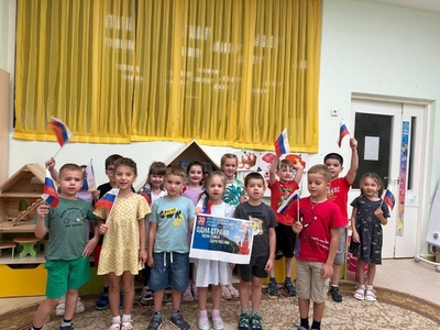 В детском саду прошли ряд мероприятий, приуроченных к Дню воссоединения Донбасса и Новороссии с Россией. Ребята познакомились с молодым субъектом нашей страны на исторической беседе "Одна страна! Одна семья!" Памятная дата и праздник навсегда останутся в памяти народа России и нашей доброй традицией.