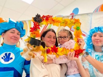 Наступил сентябрь, а вместе с ним и самый первый праздник в новом учебном году- День знаний!
Праздничным утром ребят и их родителей встречали веселые сказочные герои- Мальвина и Незнайка. А Симка и Нолик устроили музыкальное развлечение с веселыми играми, загадками и танцами.
Поздравляем всех детей, родителей и педагогов с Днем знаний! Пусть год будет плодотворным и богатым на знания, события и успехи!