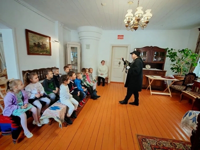 В группе "Яблонька" существует традиция - каждый год ходить в Дом купца Г.С. Клепикова ("Купеческая усадьба") в гости к коту Мурлыке.
Кот Мурлыка рассказал как проводили свободное время дети в давние времена, чем занимались и в какие игры они любили играть. Ребята с удовольствием поиграли с котом в народные игры, которые доставили детям массу положительных эмоций и хорошего настроения.
