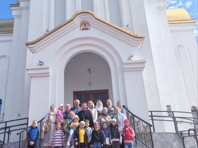 В рамках взаимодействия МБДОУ №8 "Огонёк"  с приходом Сургутского благочиния в вопросах проведения мероприятий, направленных на укрепление традиционных духовно-нравственных и семейных ценностей, воспитанники групп "Золушка" и "Яблонька" отправились на увлекательную экскурсию в Храм в честь святой мученицы Татианы.    
Это путешествие стало для семей не только познавательным, но и по-настоящему душевным.
Экскурсию провел отец Дионисий, который встретил гостей у входа в храм и сразу же увлек ребят рассказом об истории этого святого места.
Дети узнали когда и кем был заложен первый камень, как строился храм и почему имеет такое название.
Группа отправилась внутрь храма, где батюшка показал иконостас и объяснил значение икон, как ставить свечи и обращаться к Богу в молитве.
Особый восторг у детей вызвала возможность подержать в руках настоящую Библию и подняться на колокольню.
Экскурсия оставила у всех море положительных эмоций. Дети не только узнали много нового о православной вере, но и прикоснулись к духовной традиции в живой, увлекательной форме.